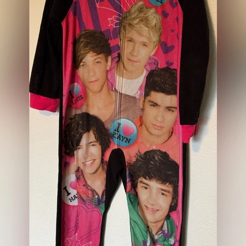 One Direction Girls Pink and Black size 6 footie pajamas